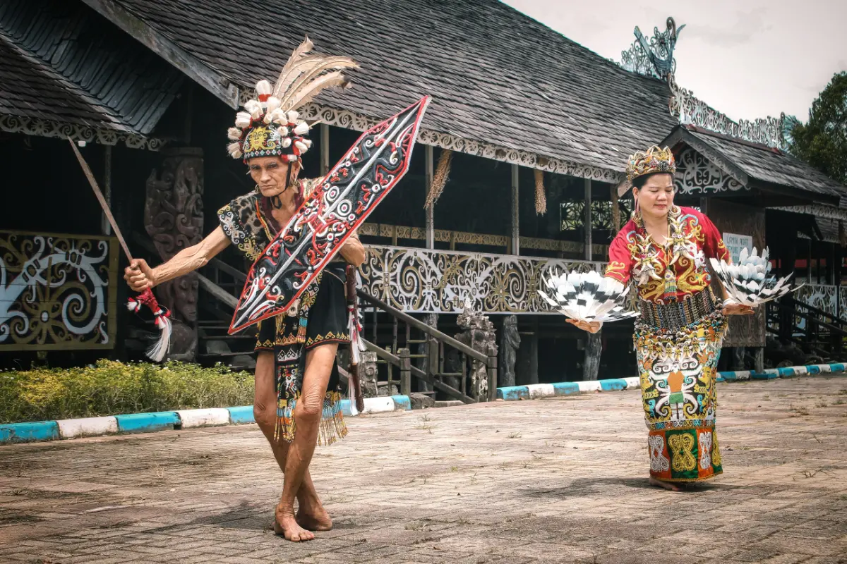 Suku Dayak Kalimantan: Penjaga Hutan, Penjaga Warisan Budaya Nusantara 1 Suku Dayak Kalimantan