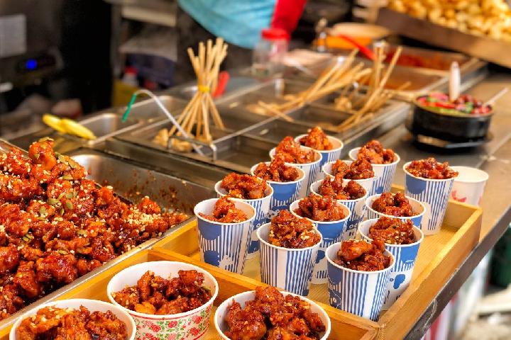 Jalan-Jalan Kuliner: Pengalaman Seru Berburu Makanan Lezat di Kota Sendiri 1 Jalan-Jalan Kuliner