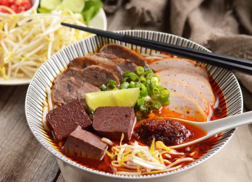 bun bo hue: Mie Pedas Khas Vietnam yang Menggoda Selera dan Penuh Cerita bun bo hue