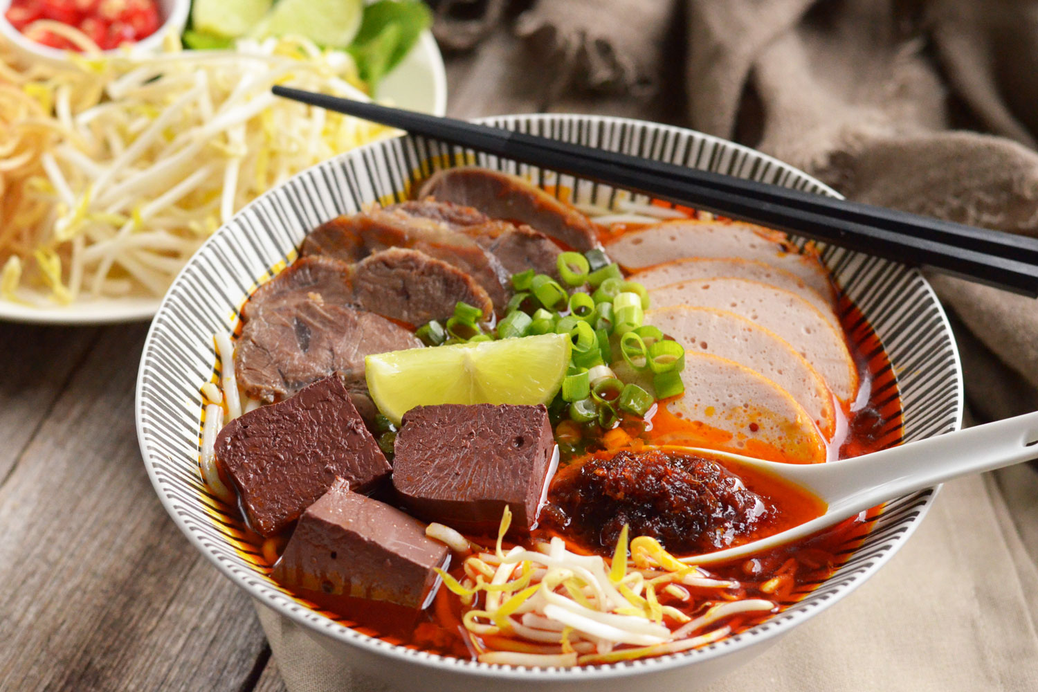 bun bo hue: Mie Pedas Khas Vietnam yang Menggoda Selera dan Penuh Cerita 1 bun bo hue