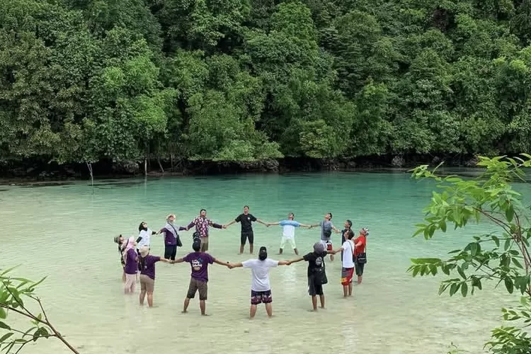 Keindahan Laguna di Tengah Tebing Karst