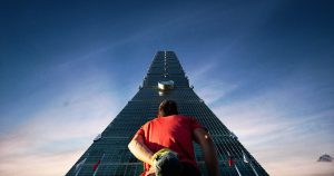 Review Skyscraper Live : Ketegangan Maksimal di Gedung Tertinggi