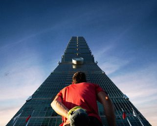 Review Skyscraper Live : Ketegangan Maksimal di Gedung Tertinggi