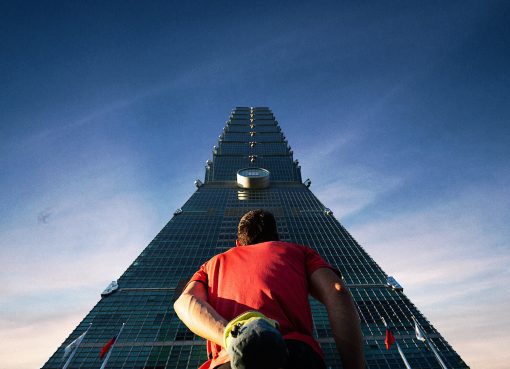 Review Skyscraper Live : Ketegangan Maksimal di Gedung Tertinggi