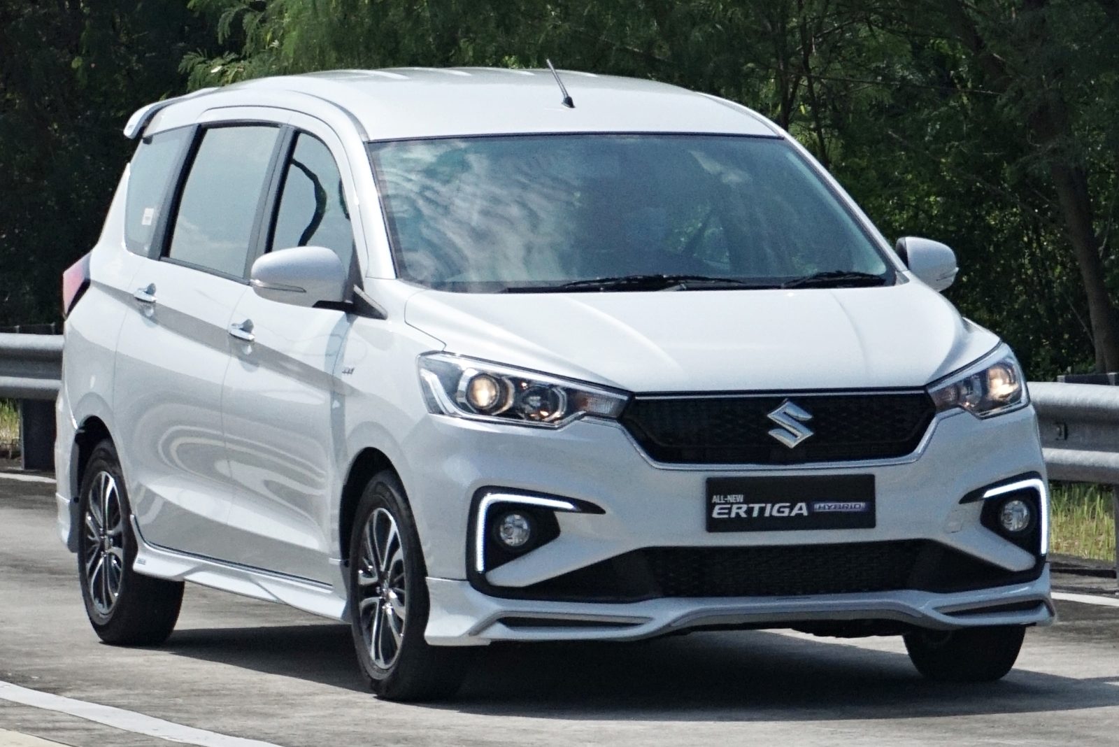 Desain Simpel Suzuki Ertiga Hybrid yang Tetap Modern