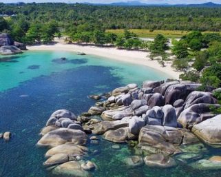Pantai Tanjung Tinggi, Surga Granit yang Memikat Wisatawan