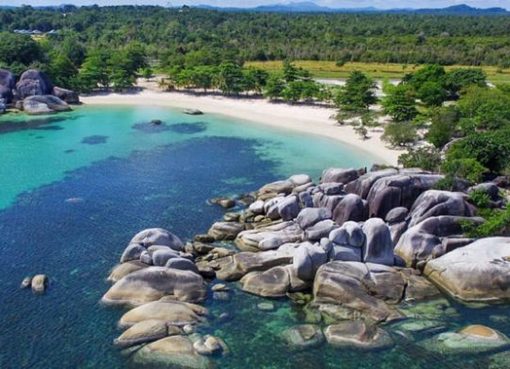 Pantai Tanjung Tinggi, Surga Granit yang Memikat Wisatawan