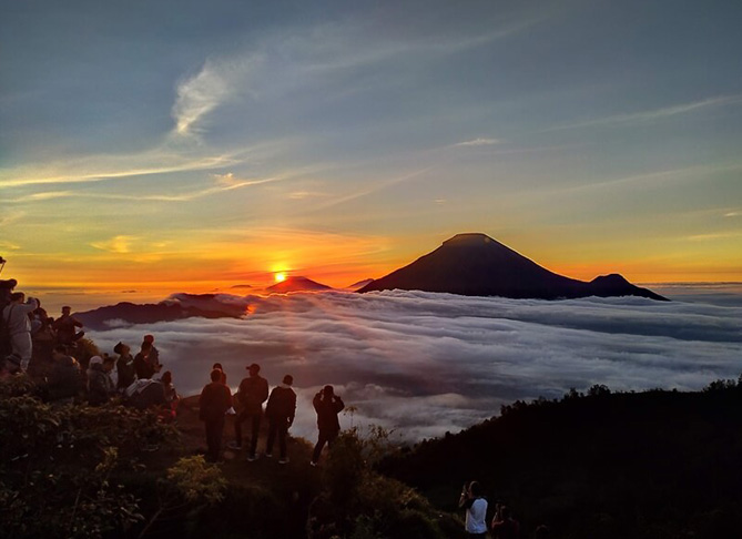 Bukit Sikunir: Pesona Sunrise yang Membuat Dataran Tinggi Dieng Terasa Begitu Istimewa 3 Bukit Sikunir