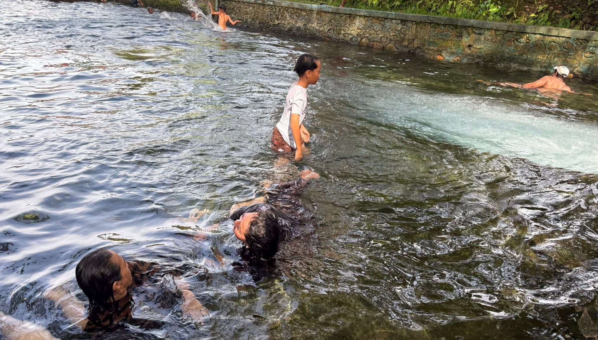 Air Panas Tulehu, Pesona Pemandian Alami yang Menghangatkan Jiwa di Timur Indonesia 3 Air Panas Tulehu