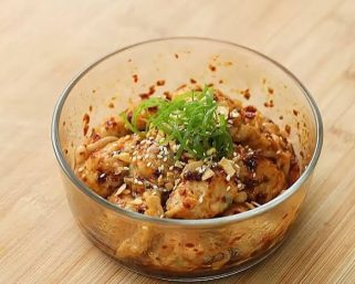 Pangsit Chili Oil, Sensasi Gurih Pedas yang Selalu Berhasil Menggugah Selera